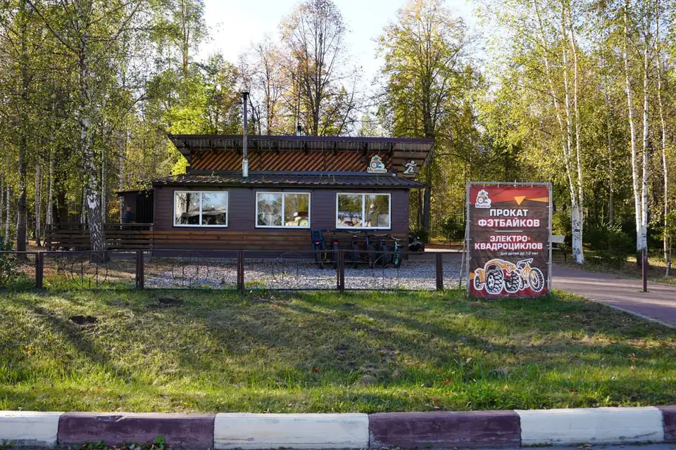 Пункт проката фэтбайков и электроквадроциклов в спортивном парке «Атлант» среди берёз
