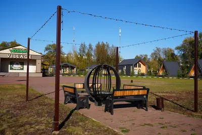 Качели и скамейки на территории АтлантВилл осенью