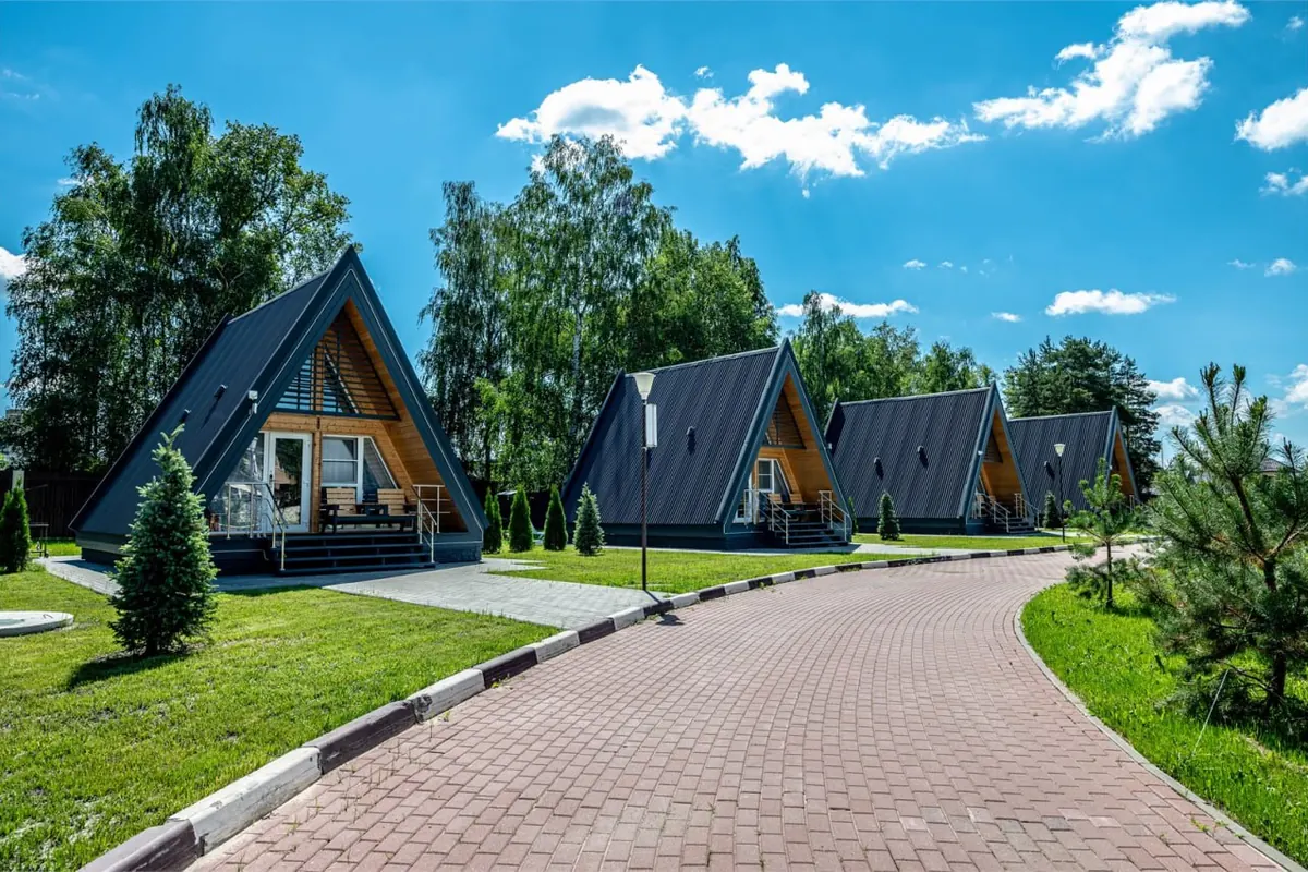 А-фреймы АтлантВилл вдоль мощёной дорожки летом