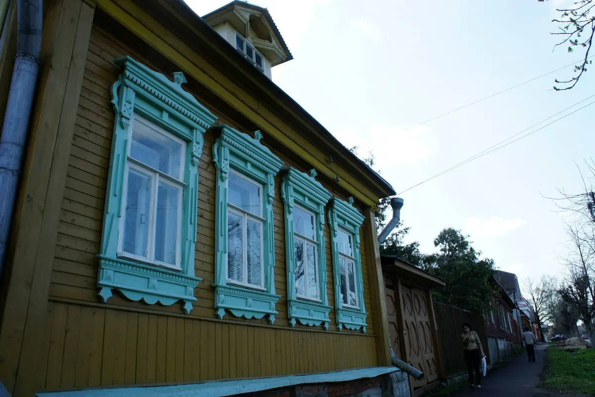 Старый деревянный дом с резными наличниками