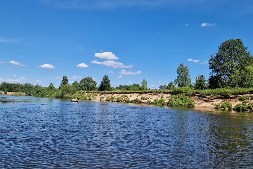 Река с песчаными берегами на востоке Подмосковья летом, вдали — лодка