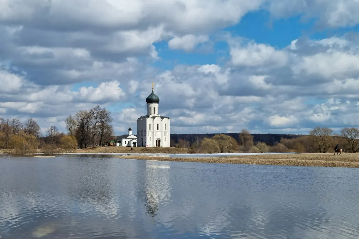 Церковь Покрова на Нерли и её отражение в воде под Боголюбовом