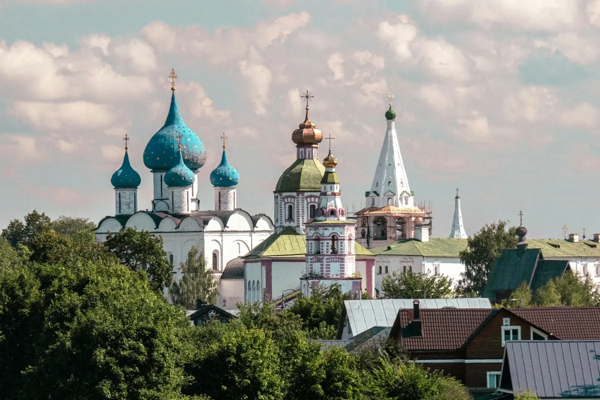 Суздаль: купола Рождественского собора кремля над старыми домами