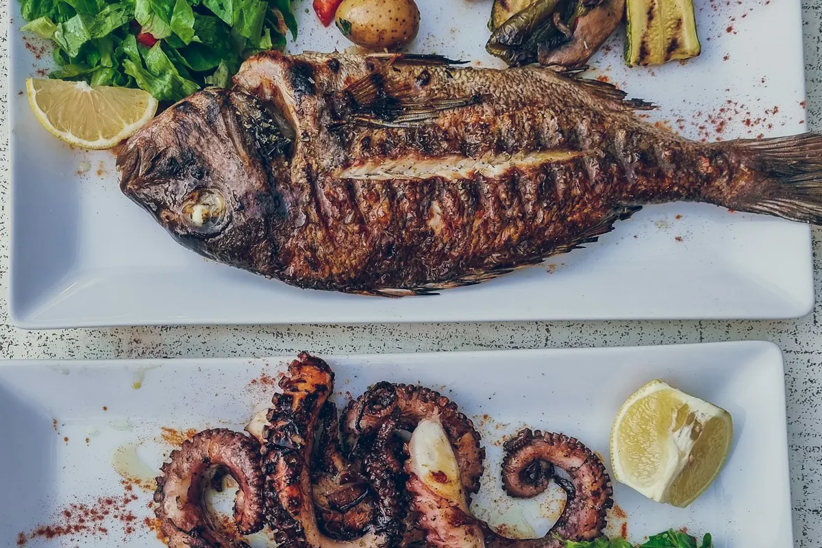 Рыба-гриль с овощами на тарелке — лёгкая альтернатива шашлыку