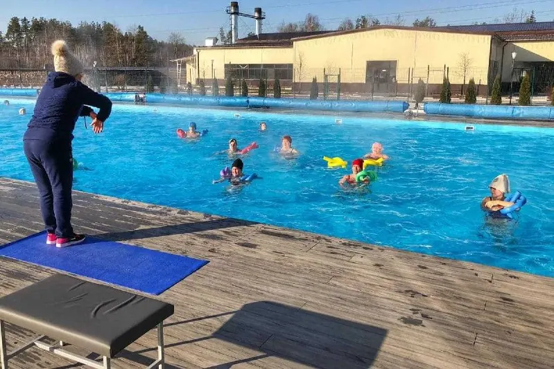 Занятие аквааэробикой в тёплом открытом бассейне «Лагуна» морозным днём