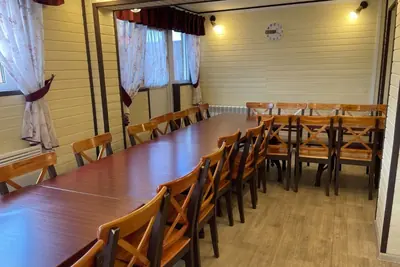 Длинный банкетный стол в домике-беседке для праздника на природе