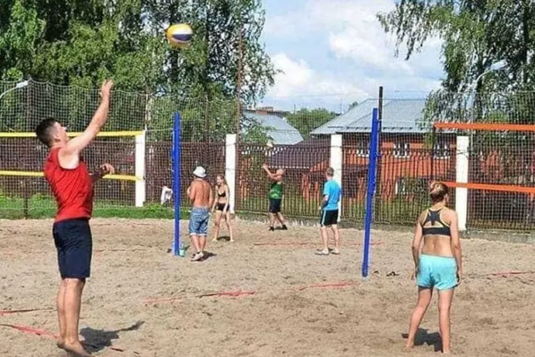 Игра в волейбол на песчаной площадке