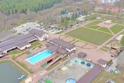 Вид сверху на спортивный парк «Атлант» и домики АтлантВилл у леса