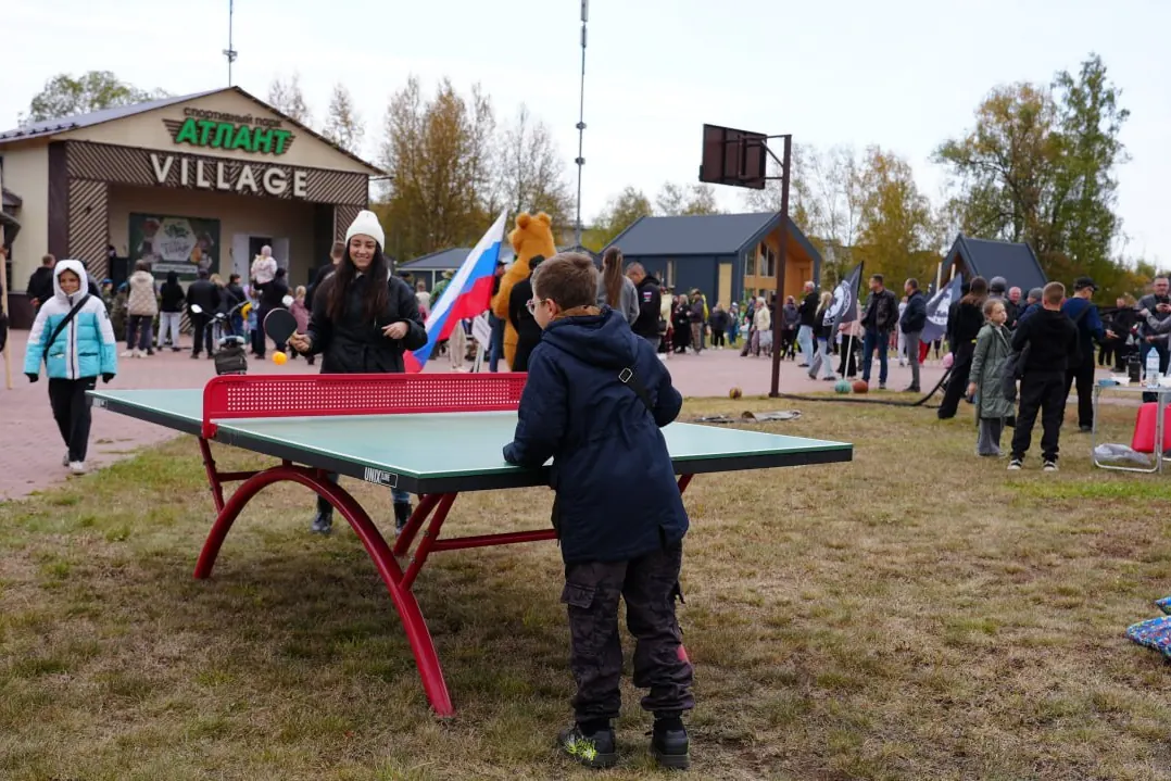 Дети играют в настольный теннис на празднике у АтлантВилл